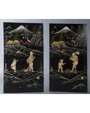 447-Pareja de paneles estilo oriental en laca negra con decoración policromada de personajes en paisaje y aplicaciones de hueso. 