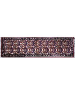 372-Preciosa alfombra persa de pasillo TABRIZ. en lana. anudada a mano. Campo principal en color rojo. decorado con motivos florales. Perfecto estado. 