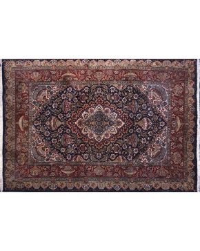 995-Alfombra persa KASHMAR. en lana. anudada a mano. y colores obtenidos a partir de tintes naturales. Densidad de nudos. 360.000 por metro cuadrado. Meda