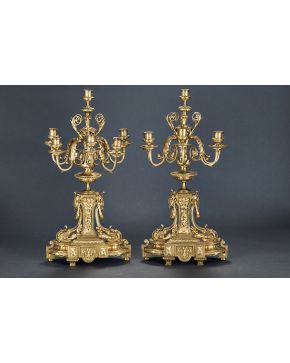 1029-Pareja de candelabros de seis luces en bronce dorado. Francia. s. XIX. Decoración vegetal relevada. hojas de acanto y perímetro de espiga. Alguna falt