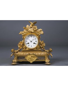 653-Pequeño reloj de sobremesa en bronce dorado. Francia. c. 1850.