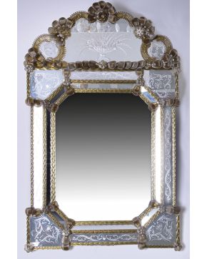 730-Espejo en cristal de Murano. finales s. XIX. En vidrio incoloro y melado con grabados al ácido representando motivos vegetales y florales y con aplica