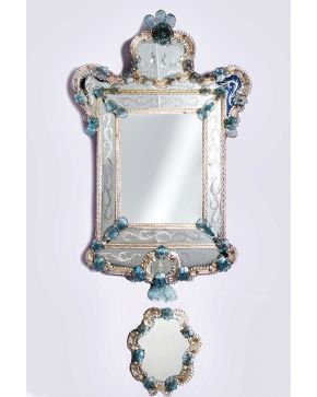 978-Lote en cristal de Murano azul y en su color formado por espejo de pared y espejo oval de sobremesa. Con aplicaciones de vidrio moldeado de flores y h