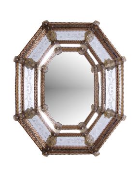 630-Espejo octogonal en cristal de Murano en tono melado y en su color. Finales s. XIX.