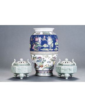 1069-Decorativo lote en porcelana oriental formado por pareja de incensarios y jarrón con decoración esmaltada de insectos. aves y objetos.