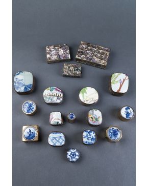 500-Lote formado por 14 cajitas de colección de diferentes formas y tamaños con tapas en porcelana azul y blanca y con motivos florales. vegetales y de av