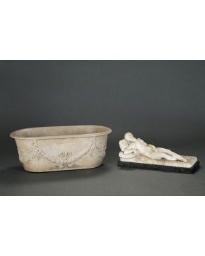 1198-Lote formado por jardinera estilo neoclásico imitando bañera romana y figura de Venus en alabastro. s. XIX. recostada sobre base de mármol verde vetea