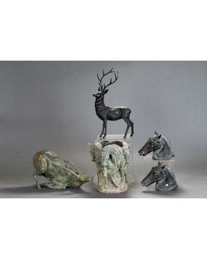 483-Lote de cinco piezas en metal representando: dos cabezas de caballos. ciervo. gacela y original macetero formado por caballos enlazados.