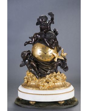 945-Gran reloj de sobremesa en bronce dorado y pavonado. c. 1880.