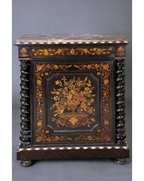 633-Entredós holandés. finales s. XIX. en madera tallada y ebonizada con profusa decoración en marquetería de maderas frutales con jarrón con flores centr