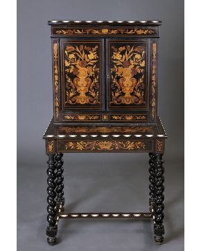 634-Cabinet holandés. finales s. XIX. en madera tallada y ebonizada con aplicaciones de hueso formando motivos geométricos. Profusa decoración en marquete