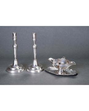 871-Elegante pareja de candeleros neoclásicos en plata punzonada. Marcas de Alemania. 1784. Con fuste facetado y decoración moldurada.