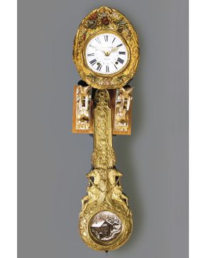 1146-Reloj tipo Morez en latón dorado y policromado. Firmado en la esfera Mariano VICONTE - Palencia. Decoración de flores. aves. Pegasos y paisaje nevad