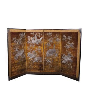 1023-Biombo oriental. Compuesto por cuatro paneles en terciopelo de seda con decoración de elementos vegetales y aves bordadas en hilo de plata. Esquineras