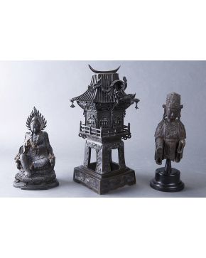 434-Figura en bronce con forma de pagoda de dos cuerpos. con dragón en remate.
