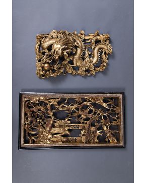 1021-Relieve oriental en madera tallada y dorada con la figura de un dragón entre nubes.
