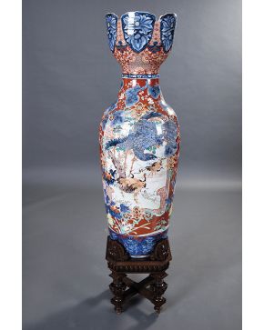 1027-Gran jarrón con original boca campaniforme en porcelana Imari. s. XIX. Con decoración geométrica. vegetal y de grandes aves.