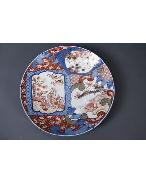 1080-Gran plato Imari. Japón. Período Meiji (1868-1912).
