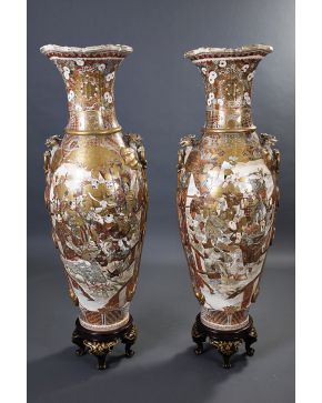 1020-Gran pareja de jarrones Satsuma. s. XIX. Boca en forma de pliegues de tela. Asas en forma de dragones alados sujetando anillas y lazos de cordón remat