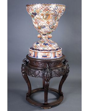 949-Importante copa en porcelana Imari con decoración geométrica. vegetal y de aves fénix o fenghuang. 