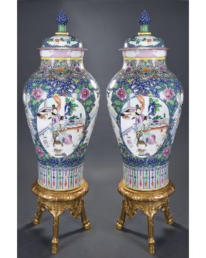936-Imponente pareja de jarrones en porcelana de Compañía de Indias para exportación. 1ª mitad s. XVIII. Familia azul. Con decoración vegetal y de flores 