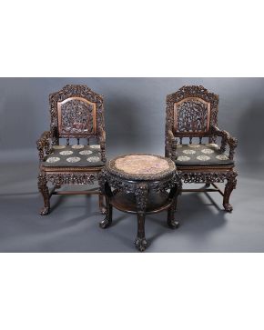 950-Conjunto de dos sillones y mesa a juego. China ff. s. XIX.