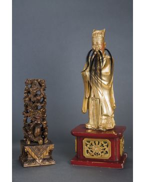 430-Figura china de dragón y nubes sobre altar. En madera tallada. dorada y corlada.