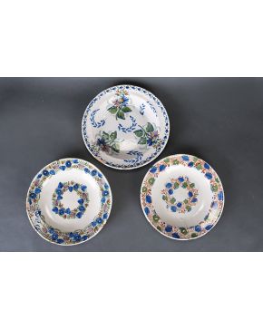 783-Lote formado por tres platos de cerámica de Onda. s. XIX.