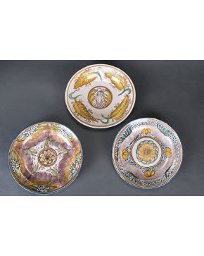 784-Lote formado por tres platos en cerámica de Manises. s. XIX.