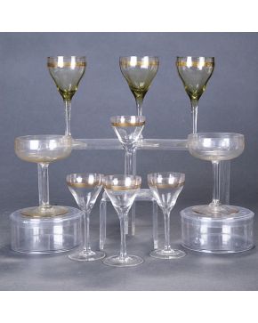 726-Lote de dos cristalerías formadas por: 12 copas de champagne años 30-40; y juego en cristal bicolor moldeado con decoración de filos dorados formado p