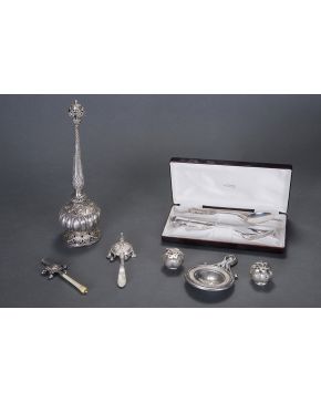 407-Lote en plata formado por: set de cubiertos individual (cuchara. tenedor y cuchillo de mesa) en plata española punzonada con marcas de Durán. en su es