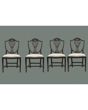 554-Lote formado por mesa de comedor extensible estilo inglés con dos patas de jarrón terminadas en rueda y seis sillas estilo Hepplewhite con pala calada