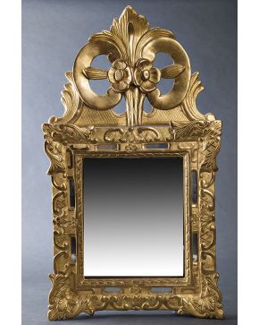 1223-Espejo con marco en madera tallada y dorada. s. XIX. Decoración de tornapuntas y elementos vegetales y gran copete superior rematado por tornapuntas e