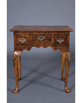 1024-Pequeño mueble escritorio inglés estilo Jorge II en madera de raíz. Tres regisros de cajones en cintura y decoración de palmetas en relieve.