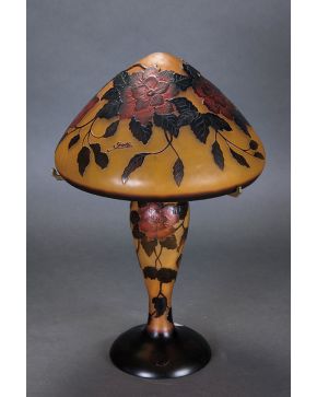 421-Lámpara de sobremesa en cristal francés firmado Gallé. con decoración al camafeo de hojas y flores sobre fondo anaranjado.