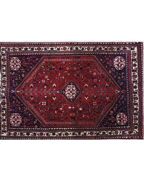 1236-Alformbra persa en lana Abadeh con decoración vegetal y floral sobre campo granate.
