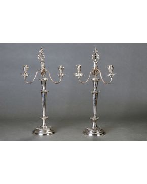 957-Pareja de candelabros de tres luces estilo inglés convertibles en candelero. Decoración acanalada y remate vegetal y floral.