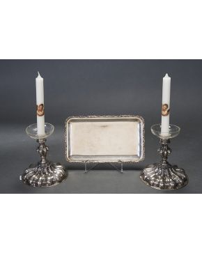 376-Lote en plata formado por antigua pareja de candeleros con decoración de gallones y platillos en cristal (uno consolidado). con marcas; y bandeja-tarj