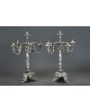 806-Pareja de candelabros de 6 luces en plata española punzonada con decoración vegetal y de racimos de uvas. Sobre base alta con patas a modo de hojas de