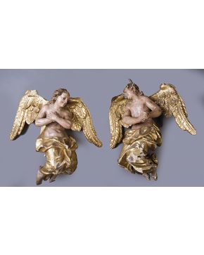 793-Pareja de ángeles adorantes de adosar. Probablemente Italia. hacia 1650.