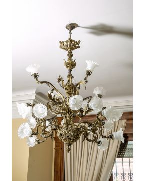 991-Gran lámpara de techo en metal con brazos ondulantes y tulipas en cristal moldeado. Alguna falta.