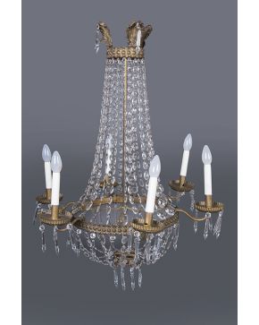 722-Lámpara de techo de seis luces estilo Imperio en bronce dorado con decoración de cuentas de cristal y prismas colgantes.