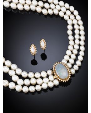 106-CONJUNTO DE OPALOS. CHISPITAS DE BRILLANTES Y PERLAS DE RÍO. Compuesto por Collar de tres hilos de perlas y pendientes.