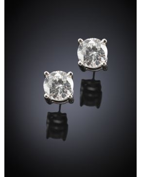 11-230. PENDIENTES DE BRILLANTES EN GARRAS. Montura de oro blanco de 18k. Peso total de los brillantes: 1.5 ct aprox.