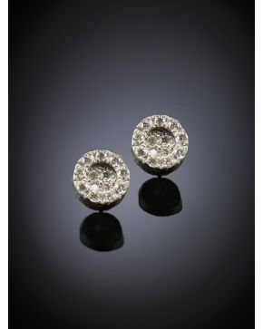 38-241. PENDIENTES DE CHISPITAS DE BRILLANTES. Montura de oro blanco de 18k. Peso total de los brillantes: 0.56 ct. aprox