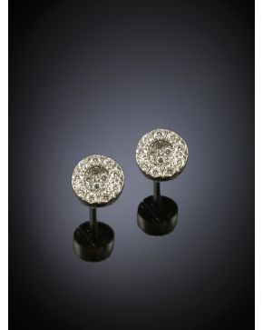 39-239. PENDIENTES DE CHISPITAS DE BRILLANTES. Montura de oro blanco de 18k. Peso total de los brillantes: 0.56 ct. aprox