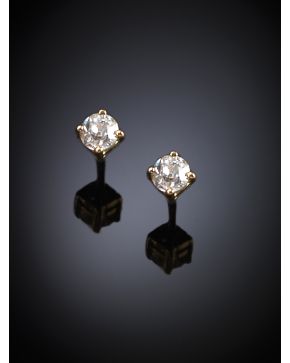 51-232. PENDIENTES DE BRILLANTES. Montura de oro amarillo de 18k. Peso total de los brillantes: 0.49 ct aprox.