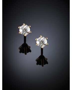 57-231. PENDIENTES DE BRILLANTES EN GARRAS. Montura de oro amarillo de 18k. Peso total de los brillantes: 0.67 ct. aprox.