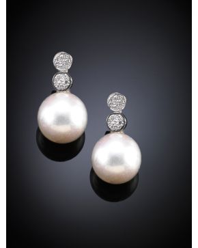 61-243. PENDIENTES DE BRILLANTES Y PERLAS AUSTRALINA DE 9.5 MM DE DIÁMETRO APROX. Montura de oro de blanco de 18k. Peso total de los brillantes: 0.36 ct.