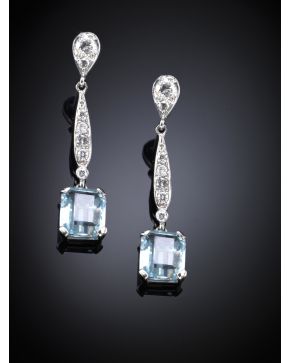 67-PENDIENTES DE BRILLANTES EN FORMA DE FLOR SOBRE ORO BLANCO DE 18K. Peso aprox. de los brillantes 0.31ct.